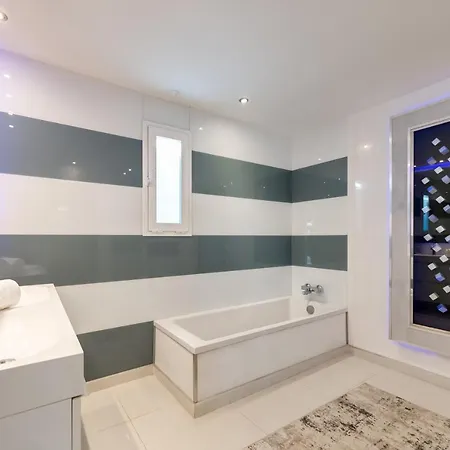 Newly Renovated 4 Bdrm W Pool In Location *