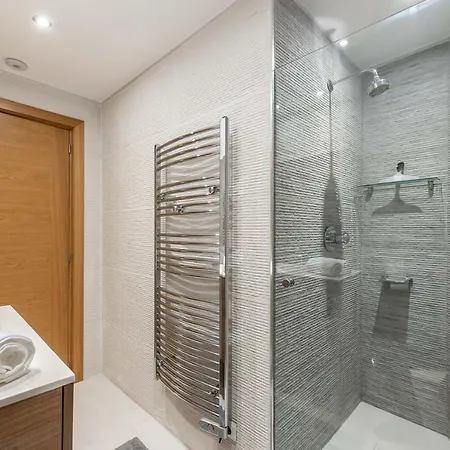 Newly Renovated 4 Bdrm W Pool In Location Appartement