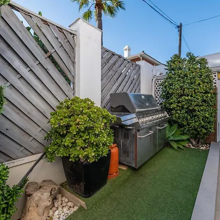 Apartment Newly Renovated 4 Bdrm W Pool In Location Marbella