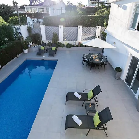 Apartment Newly Renovated 4 Bdrm W Pool In Location *