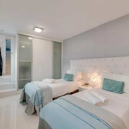 Newly Renovated 4 Bdrm W Pool In Location *