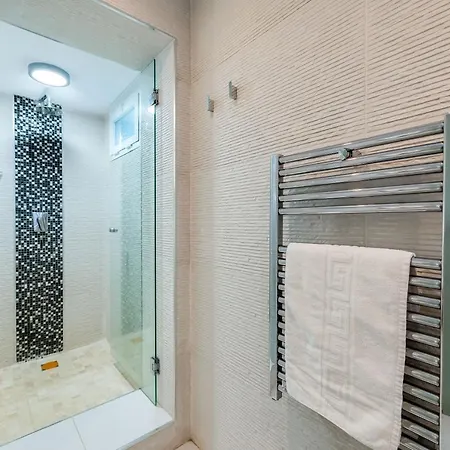 Newly Renovated 4 Bdrm W Pool In Location Daire Marbella