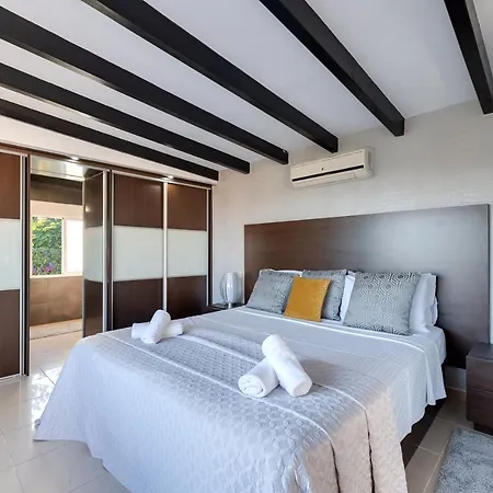 Newly Renovated 4 Bdrm W Pool In Location Marbella