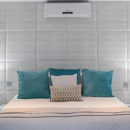 Newly Renovated 4 Bdrm W Pool In Location Appartement *
