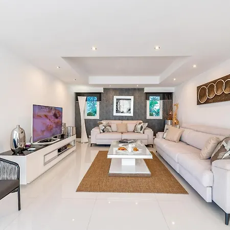 Apartment Newly Renovated 4 Bdrm W Pool In Location