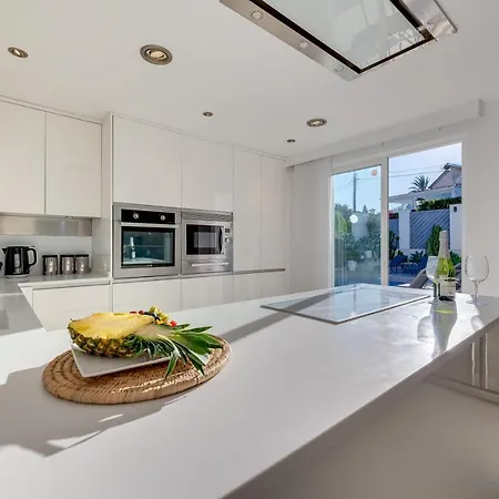 Newly Renovated 4 Bdrm W Pool In Location Marbella