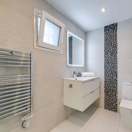 Apartment Newly Renovated 4 Bdrm W Pool In Location *
