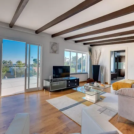 Newly Renovated 4 Bdrm W Pool In Location