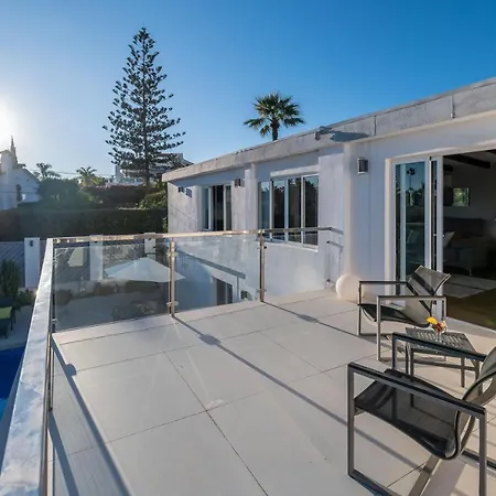 Apartment Newly Renovated 4 Bdrm W Pool In Location Marbella