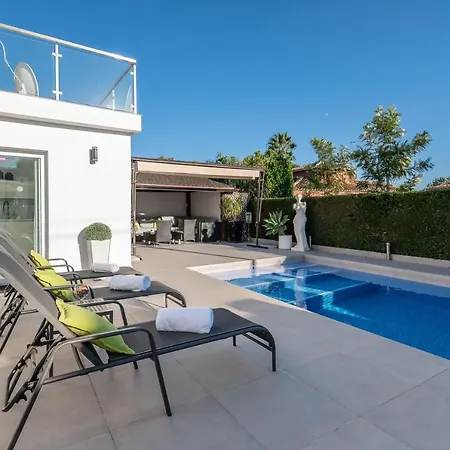 Apartment Newly Renovated 4 Bdrm W Pool In Location *