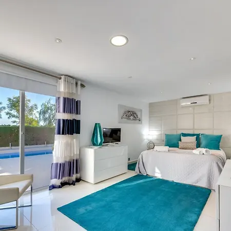 Apartment Newly Renovated 4 Bdrm W Pool In Location *