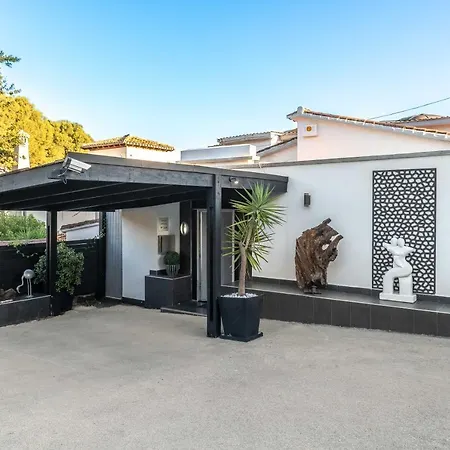 Newly Renovated 4 Bdrm W Pool In Location Apartment