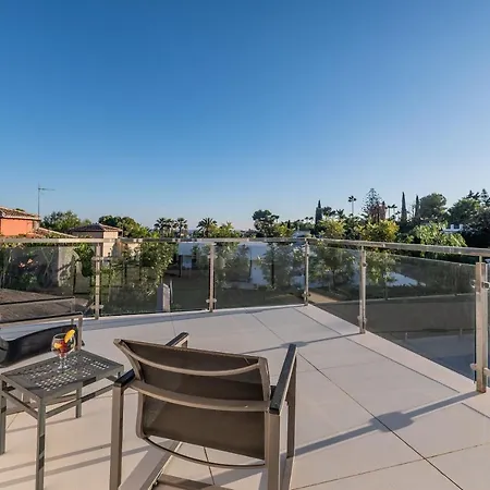 Apartment Newly Renovated 4 Bdrm W Pool In Location *