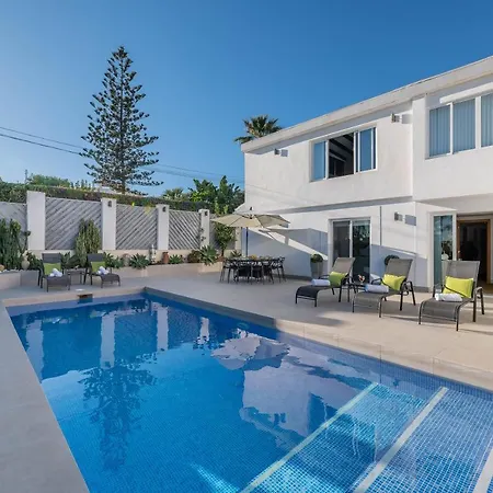 Newly Renovated 4 Bdrm W Pool In Location *