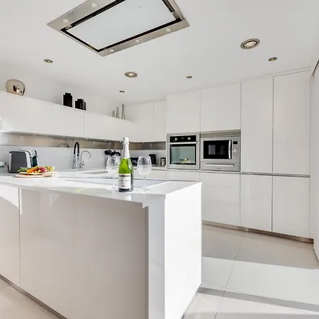 Newly Renovated 4 Bdrm W Pool In Location Apartment *