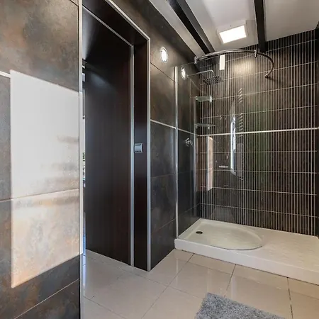 Newly Renovated 4 Bdrm W Pool In Location Apartment *