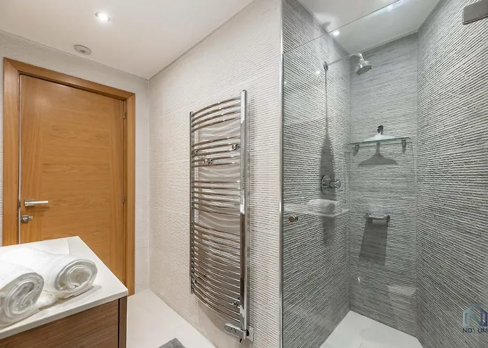 Newly Renovated 4 Bdrm W Pool In Location Apartment