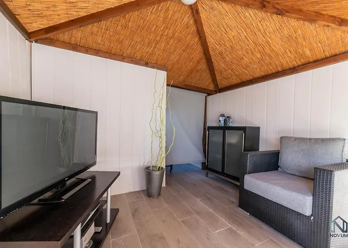Newly Renovated 4 Bdrm W Pool In Location *