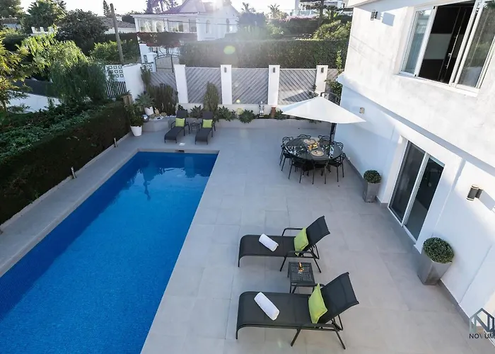 Apartment Newly Renovated 4 Bdrm W Pool In Location *
