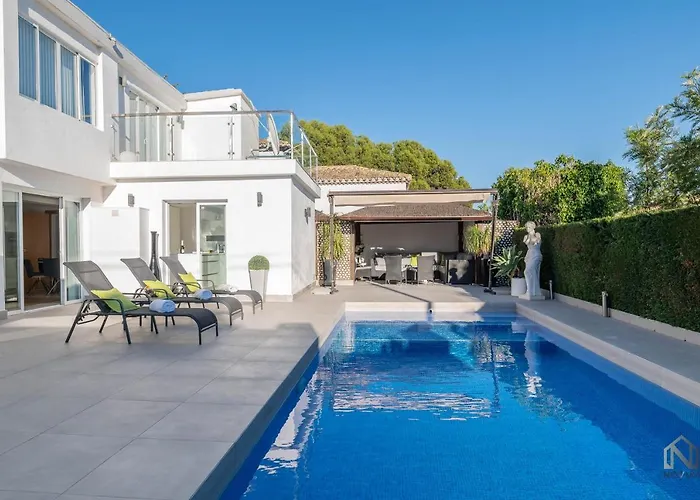 Apartment Newly Renovated 4 Bdrm W Pool In Location *