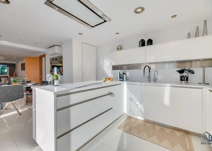 Apartment Newly Renovated 4 Bdrm W Pool In Location