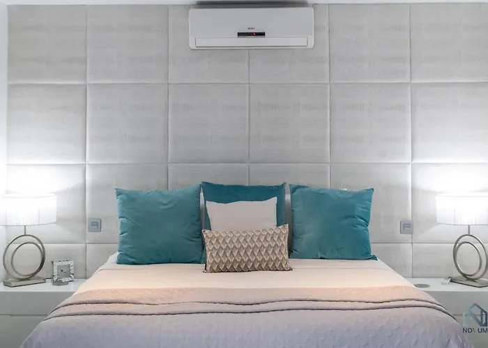 Newly Renovated 4 Bdrm W Pool In Location Apartment *