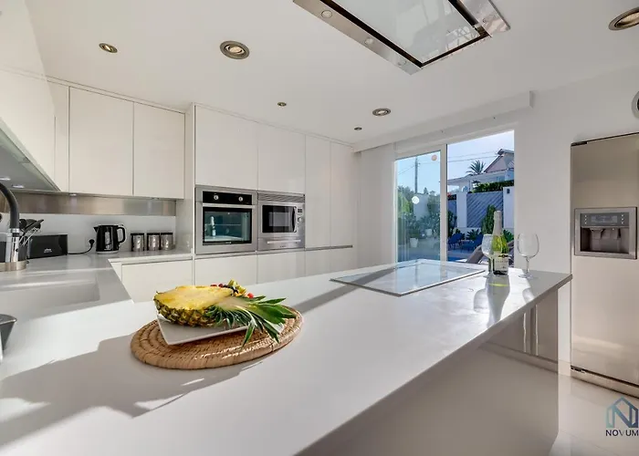 Newly Renovated 4 Bdrm W Pool In Location 马尔韦利亚