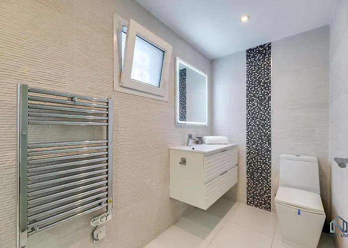 Apartment Newly Renovated 4 Bdrm W Pool In Location *
