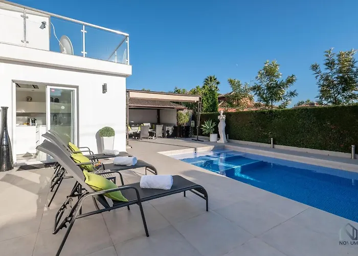 Apartment Newly Renovated 4 Bdrm W Pool In Location *