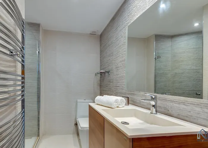 Newly Renovated 4 Bdrm W Pool In Location 公寓