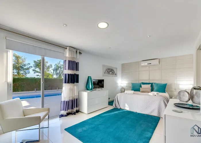 Apartment Newly Renovated 4 Bdrm W Pool In Location *