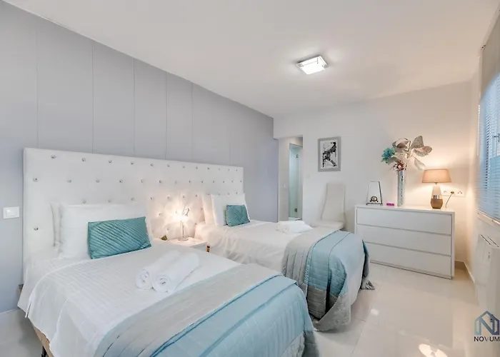 Apartment Newly Renovated 4 Bdrm W Pool In Location Marbella