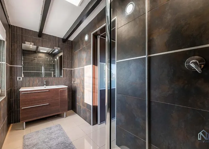Apartment Newly Renovated 4 Bdrm W Pool In Location