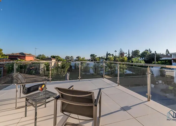 Apartment Newly Renovated 4 Bdrm W Pool In Location *