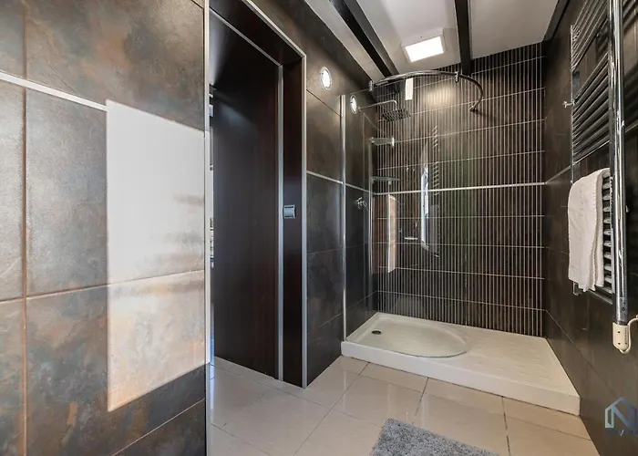 Newly Renovated 4 Bdrm W Pool In Location 公寓 *