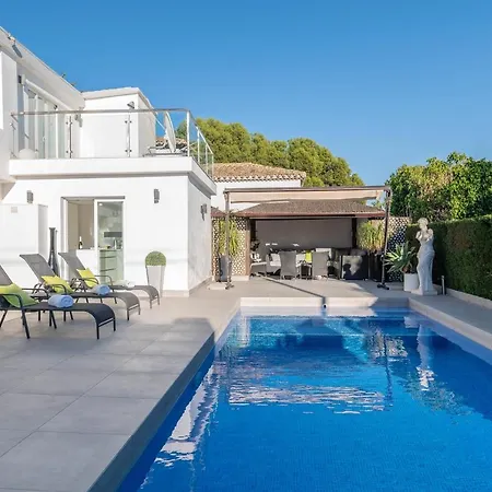 Апартаменты Newly Renovated 4 Bdrm W Pool In Location *