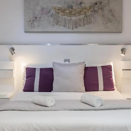 Апартаменты Newly Renovated 4 Bdrm W Pool In Location