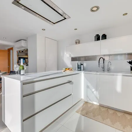 Апартаменты Newly Renovated 4 Bdrm W Pool In Location