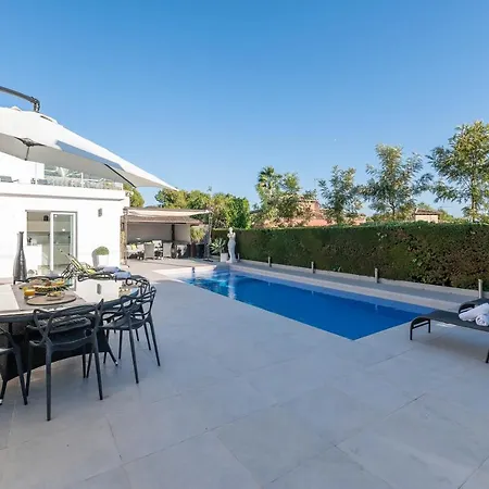 Апартаменты Newly Renovated 4 Bdrm W Pool In Location *