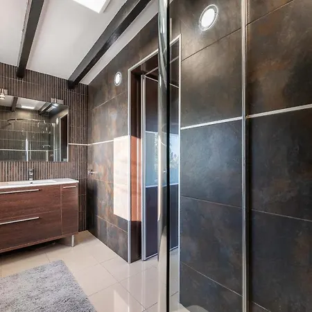 Апартаменты Newly Renovated 4 Bdrm W Pool In Location