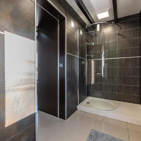 Newly Renovated 4 Bdrm W Pool In Location Apartman *