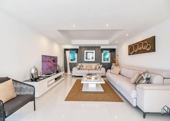 Apartament Newly Renovated 4 Bdrm W Pool In Location