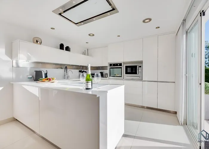 Newly Renovated 4 Bdrm W Pool In Location Apartament *