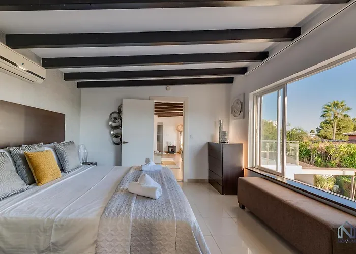 Newly Renovated 4 Bdrm W Pool In Location *